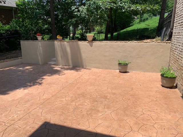 stamped-patio-retainingwall-stained-concrete